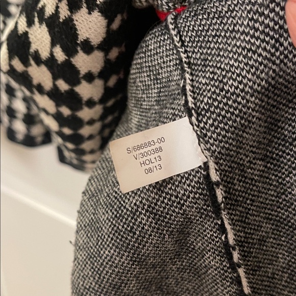 Banana Republic Black and White Knit with Red Trim - Picture 7 of 8